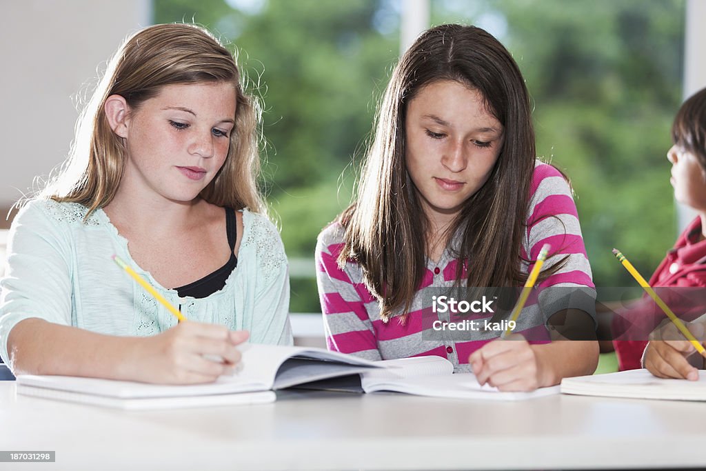 Niñas en montaje tipo aula - Foto de stock de Escuela secundaria libre de derechos