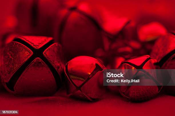 Campanas De Navidad Rojo Foto de stock y más banco de imágenes de Abstracto - Abstracto, Campana, Celebración - Ocasión especial