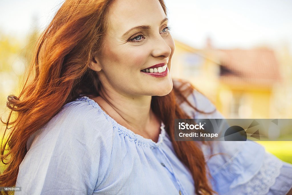 Lindo Cabelo Ruivo ao ar livre - Foto de stock de 30 Anos royalty-free