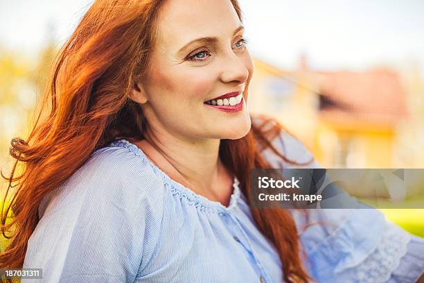 Foto de Lindo Cabelo Ruivo Ao Ar Livre e mais fotos de stock de 30 Anos - 30 Anos, 40-44 anos, 40-49 anos