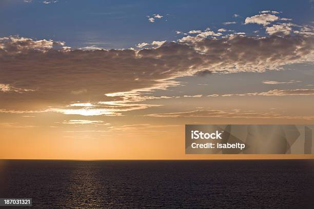 Pôr Do Sol Sobre O Mar - Fotografias de stock e mais imagens de Amanhecer - Amanhecer, Ao Ar Livre, Azul