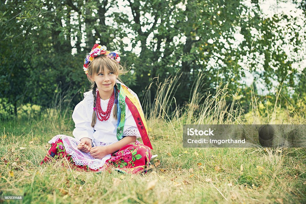 Niña en folk costume (Krakowianka) - Foto de stock de 6-7 años libre de derechos