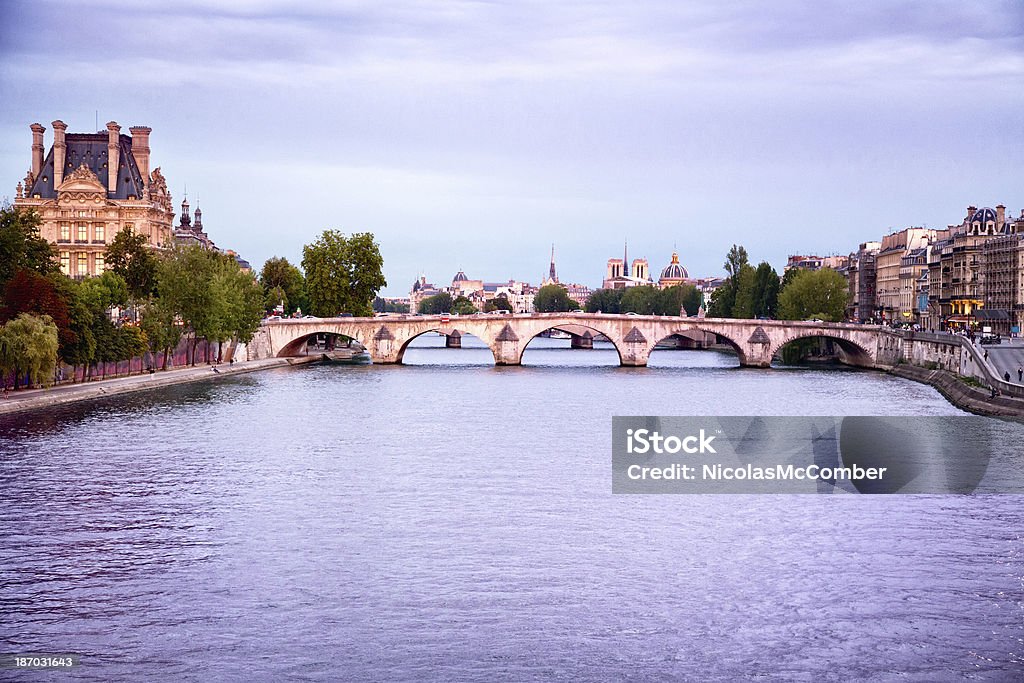 Париж Река Сена в сумерки - Стоковые фото 1-й округ Парижа роялти-фри