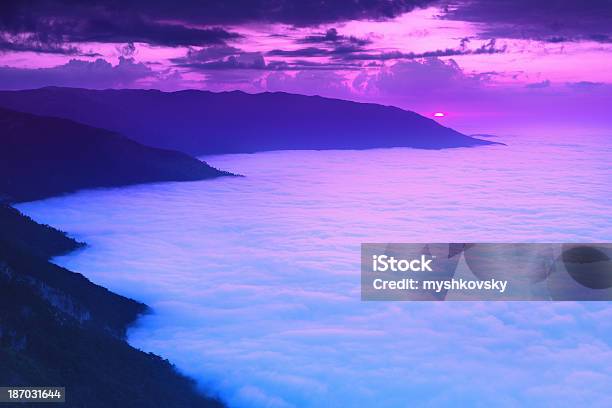 Amanecer En Las Montañas Foto de stock y más banco de imágenes de Aire libre - Aire libre, Amanecer, Ambiente atmosférico