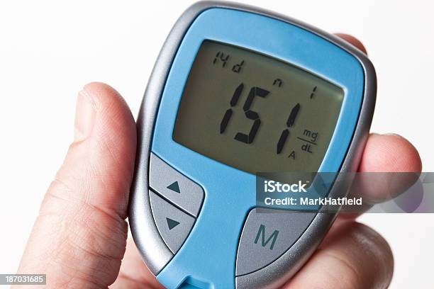 Prueba De Azúcar En La Sangre Con Un Glucómetro Foto de stock y más banco de imágenes de Diabetes - Diabetes, En lo alto - Posición descriptiva, Enfermedad