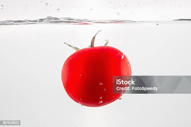 Photo libre de droit de Tomate Dans Leau banque d'images et plus d'images libres de droit de Aliments et boissons - Aliments et boissons, Bulle, Concepts