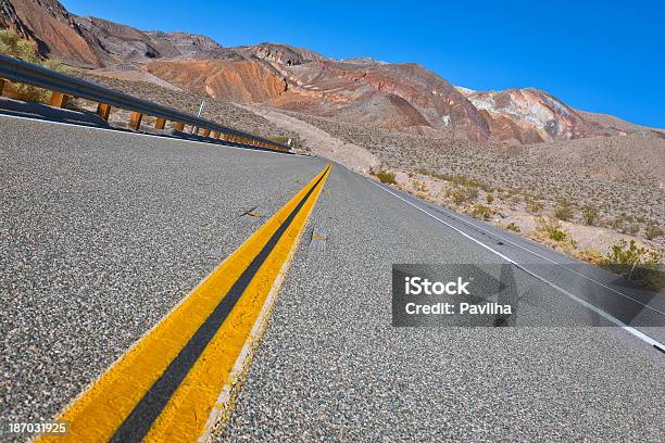 Żółte Linie Na Czas Letni Pass Road Dolina Śmierci W Usa - zdjęcia stockowe i więcej obrazów Dolina Śmierci