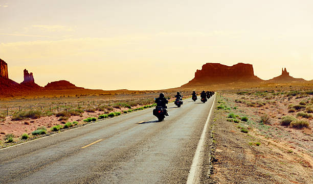 ciclistas de riding de monument valley - desert road road urban road desert fotografías e imágenes de stock
