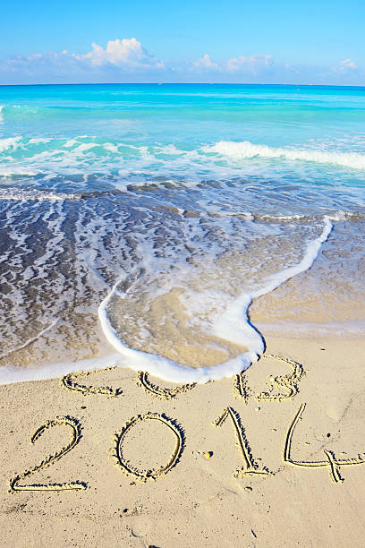 mensagem de ano novo na praia - 2013 beach sand new years day imagens e fotografias de stock