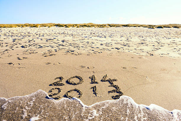 szczęśliwego nowego roku wiadomość na plaży - 2013 beach sand new years day zdjęcia i obrazy z banku zdjęć