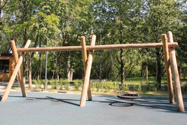 Wooden playground made of natural eco-friendly material in public city park. Modern safety children outdoor equipment. Concept of sustainable lifestyle and ecology. Children rest and games on open air parque infantil de madera hecho de material ecológico natural en el parque público de la ciudad. moderno equipo de seguridad para niños al aire libre. concepto de estilo de vida sostenible y ecología. descanso de niños y juegos al aire libre