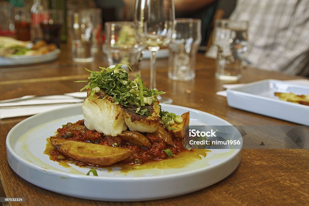 Bacalhau, peixe e tomates nas resaturant.  Westfjordsiceland_regions.kgm-Islândia. - Royalty-free Islândia Foto de stock