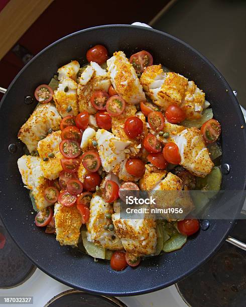 Bacalao Peces Y Tomates En El Bombo Fiordos Del Oeste De Islandia Foto de stock y más banco de imágenes de Alimento