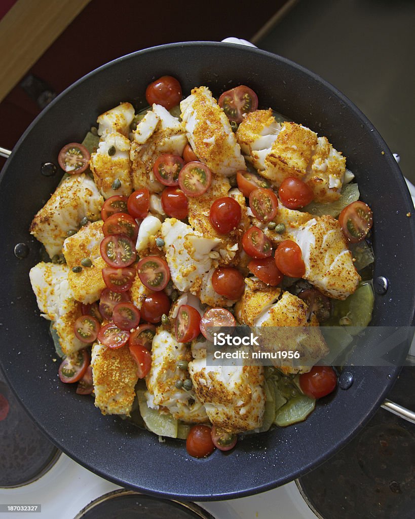 Bacalhau, peixe e tomates no recipiente.  Westfjordsiceland_regions.kgm-Islândia. - Royalty-free Acompanhamento Foto de stock