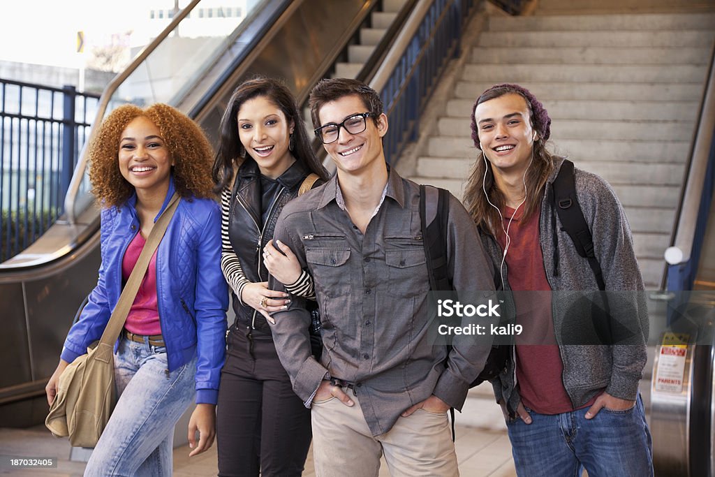 Adolescents en bas des escaliers - Photo de Adolescence libre de droits