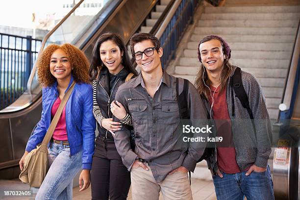 Adolescentes A Parte Inferior Das Escadas - Fotografias de stock e mais imagens de Adolescente - Adolescente, Adolescência, Cidade