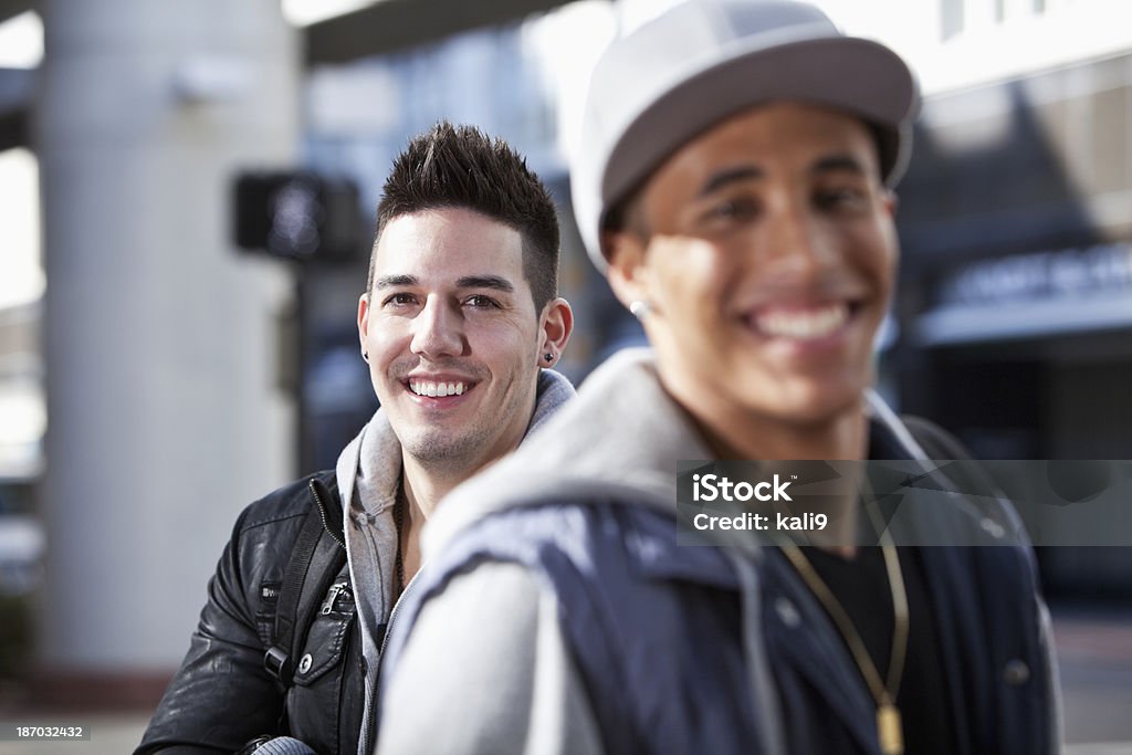 Jovens homens na rua da cidade - Foto de stock de 16-17 Anos royalty-free