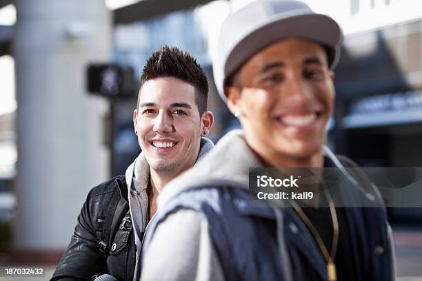 Foto de Jovens Homens Na Rua Da Cidade e mais fotos de stock de 16-17 Anos - 16-17 Anos, 18-19 Anos, 20 Anos