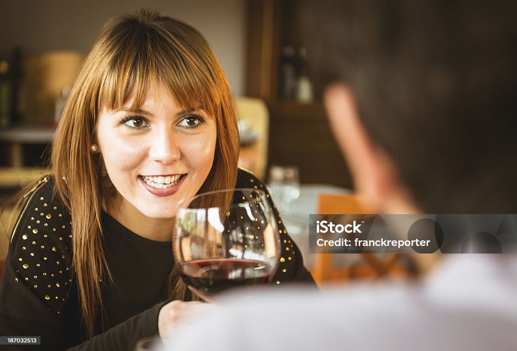 Felicidad pareja Riendo en el restaurante - Foto de stock de 30-39 años libre de derechos