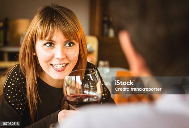 Felicidad Pareja Riendo En El Restaurante Foto de stock y más banco de imágenes de 30-39 años - 30-39 años, Acontecimiento, Adulto