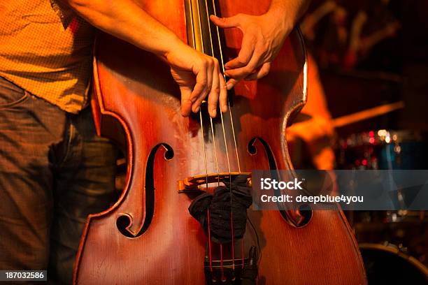 Cellospieler Auf Der Bühne Stockfoto und mehr Bilder von Kontrabass - Kontrabass, Orchester, Geige