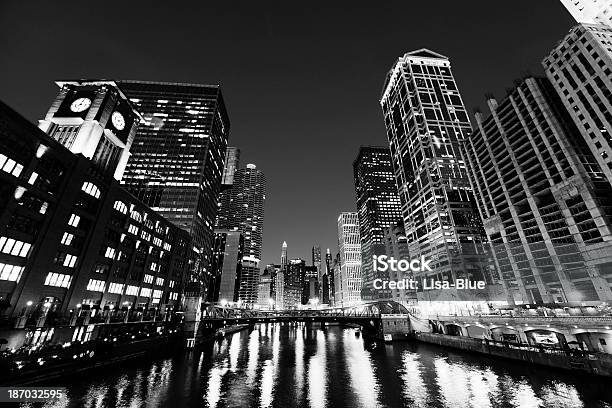 Foto de Noite Cidade Chicagoblack E Branco e mais fotos de stock de Chicago - Illinois - Chicago - Illinois, Preto e branco, Arquitetura
