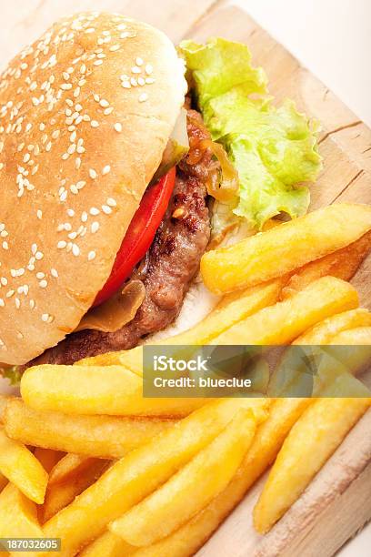 Burger - zdjęcia stockowe i więcej obrazów Bar szybkiej obsługi - Bar szybkiej obsługi, Barbecue, Burger