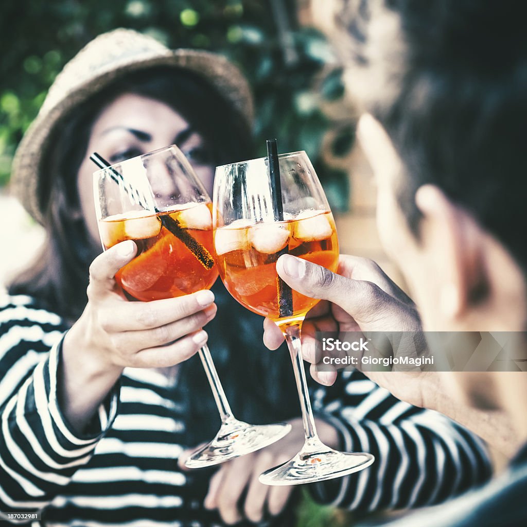 Anstoßen mit italienischer Aperitif im Freien " - Lizenzfrei 18-19 Jahre Stock-Foto