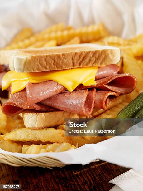 Photo libre de droit de Sauté De Bologne Sandwich Avec Des Frites banque d'images et plus d'images libres de droit de Aliment - Aliment, Aliment en portion, Aliment frit