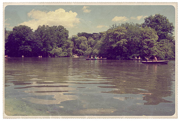 central park: flânez et le lac-carte postale vintage - ramble photos et images de collection