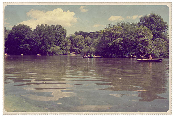 central park: dê uma volta e o lago-cartão postal vintage - ramble - fotografias e filmes do acervo