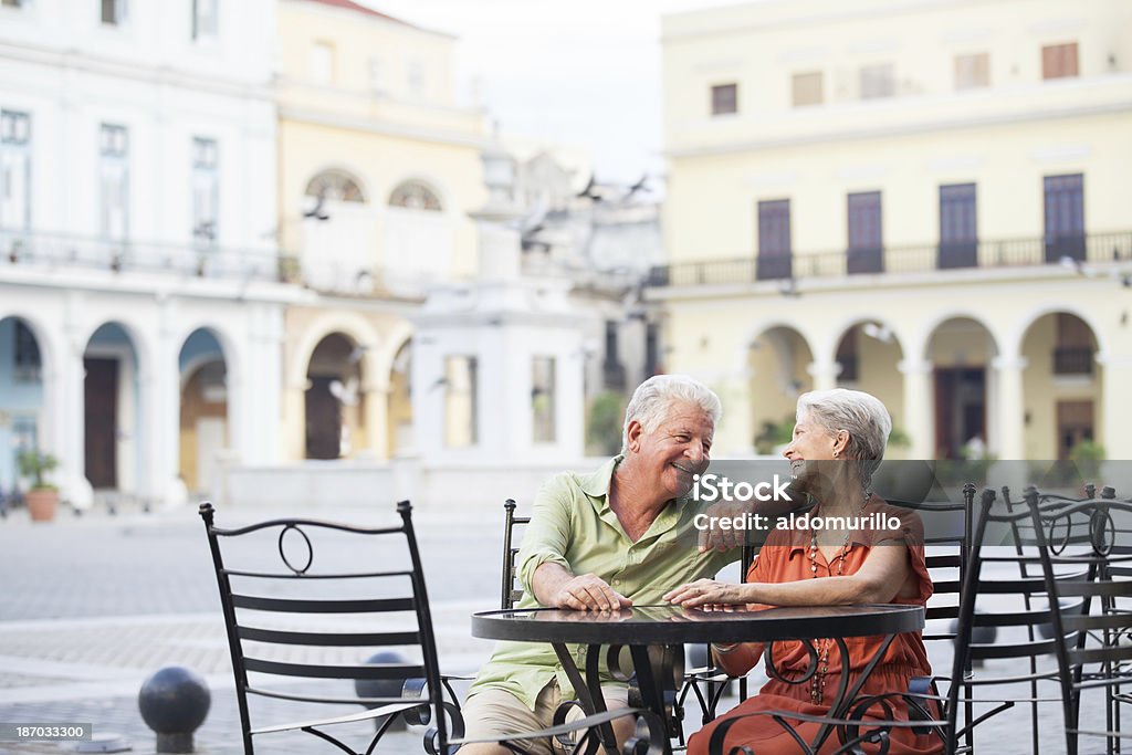 Casal feliz sentado na praça principal - Foto de stock de Cuba - Grandes Antilhas royalty-free