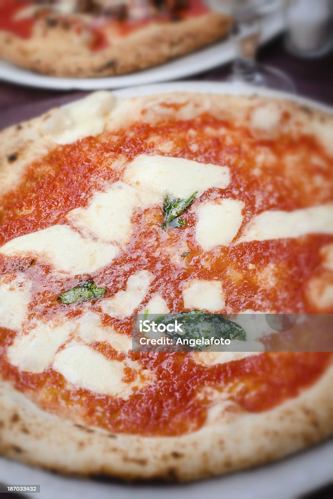 Authentische neapolitanische Pizza Margherita - Lizenzfrei Basilikum Stock-Foto