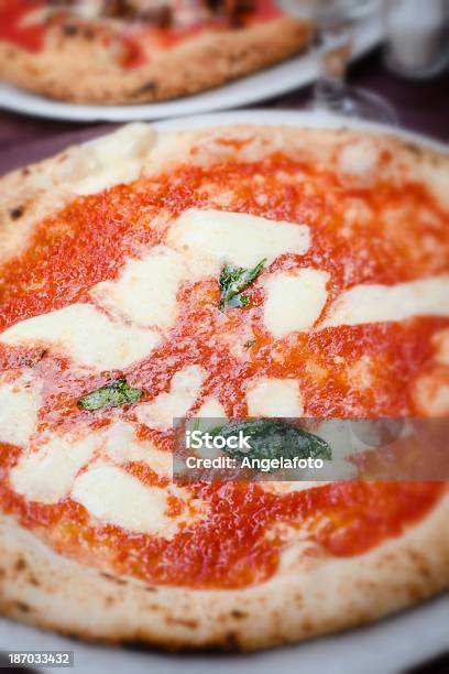 Authentische Neapolitanische Pizza Margherita Stockfoto und mehr Bilder von Basilikum - Basilikum, Bier, Büffelmozzarella