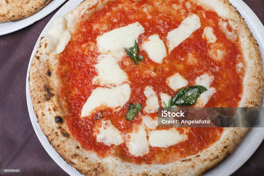 Autentica Pizza napoletana Margherita - Foto stock royalty-free di Accuratezza