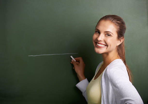 bereit für den geist bereichern jungen - blackboard writing chalk teacher stock-fotos und bilder