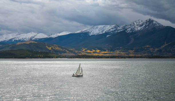 outono no reservatório de dillon - um pequeno barco navegando pelo reservatório de dillon em um dia tempestuoso de outono. dillon, colorado, eua. - lake dillon - fotografias e filmes do acervo