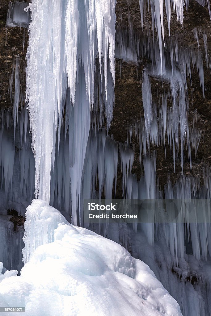 Водопад в замороженном виде - Стоковые фото А�бстрактный роялти-фри