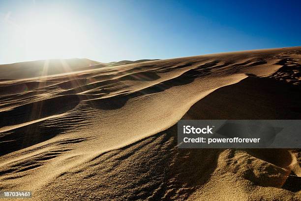 Dune Di Sabbia Grandi Monumento Nazionale - Fotografie stock e altre immagini di Ambientazione esterna - Ambientazione esterna, Bellezza naturale, Blu