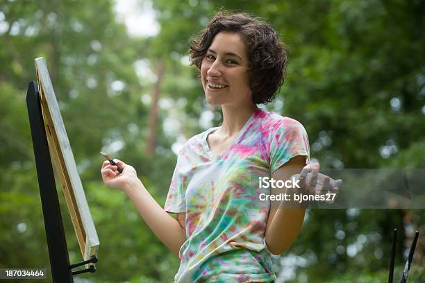 Jovem Mulher Pintura - Fotografias de stock e mais imagens de 20-24 Anos - 20-24 Anos, 20-29 Anos, Adulto