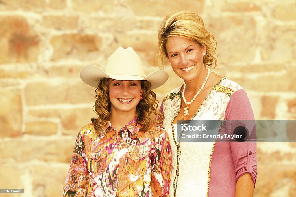 Matka z córką wth - Zbiór zdjęć royalty-free (Aparat ortodontyczny)