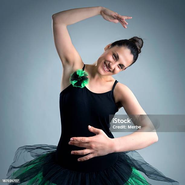 Bailarina De Ballet - Fotografias de stock e mais imagens de 20-29 Anos - 20-29 Anos, Adulto, Atitude