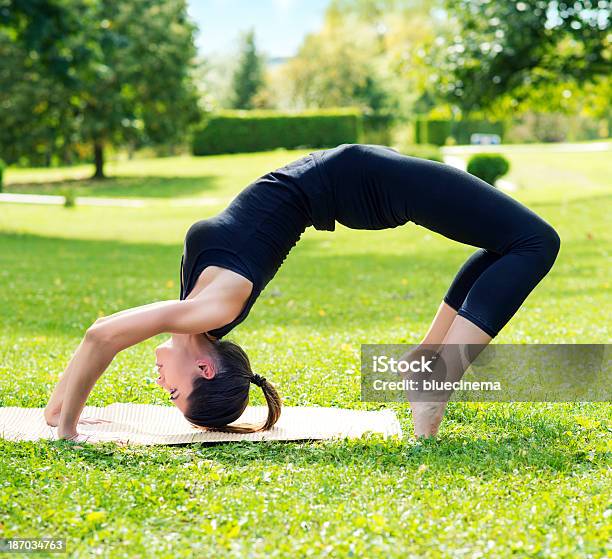 Donna Facendo Yoga Nel Parco - Fotografie stock e altre immagini di Donne giovani - Donne giovani, Adulto, Allegro