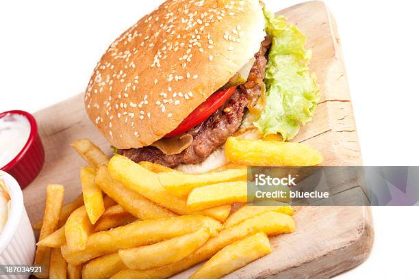 Burger Und Pommes Frites Stockfoto und mehr Bilder von Brötchen - Brötchen, Burger, Cheeseburger