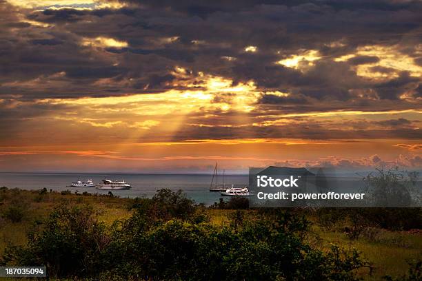 Photo libre de droit de Coucher De Soleil Des Galapagos banque d'images et plus d'images libres de droit de Îles Galapagos - Îles Galapagos, Bateau à voile, Île de Santa Cruz - Îles Galapagos