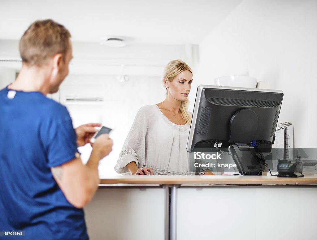 Rezeptionist im Krankenhaus Patienten kümmern - Lizenzfrei Bürorezeption Stock-Foto