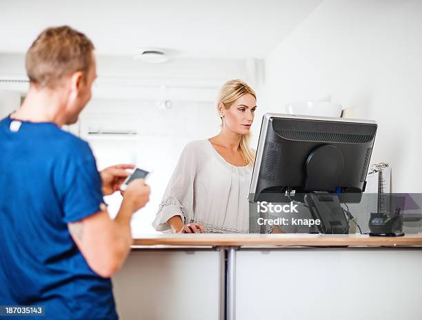 Rezeptionist Im Krankenhaus Patienten Kümmern Stockfoto und mehr Bilder von Bürorezeption - Bürorezeption, Allgemeinarztpraxis, Sehen