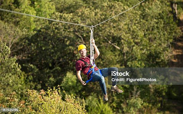 Ziplining 楽しみください - ロープコースのストックフォトや画像を多数ご用意 - ロープコース, 1人, アクティブライフスタイル