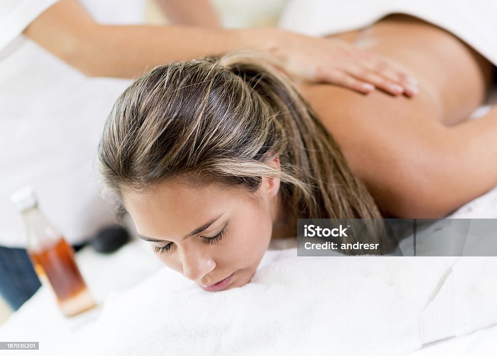 Donna sempre un massaggio - Foto stock royalty-free di Adulto
