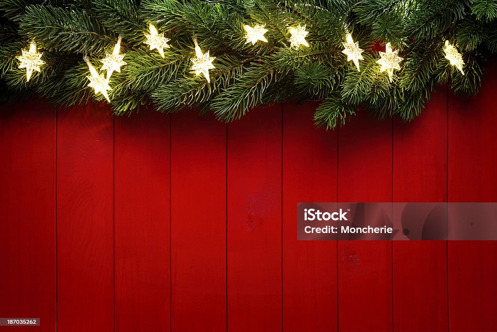 Christmas lights und Kiefer auf rote Holz Hintergrund - Lizenzfrei Weihnachten Stock-Foto